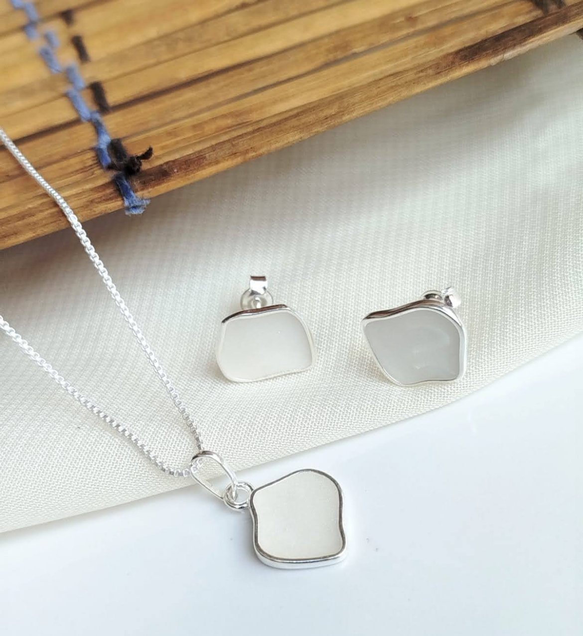 CONJUNTO COLAR +BRINCOS COM DETALHES EM RESINA 