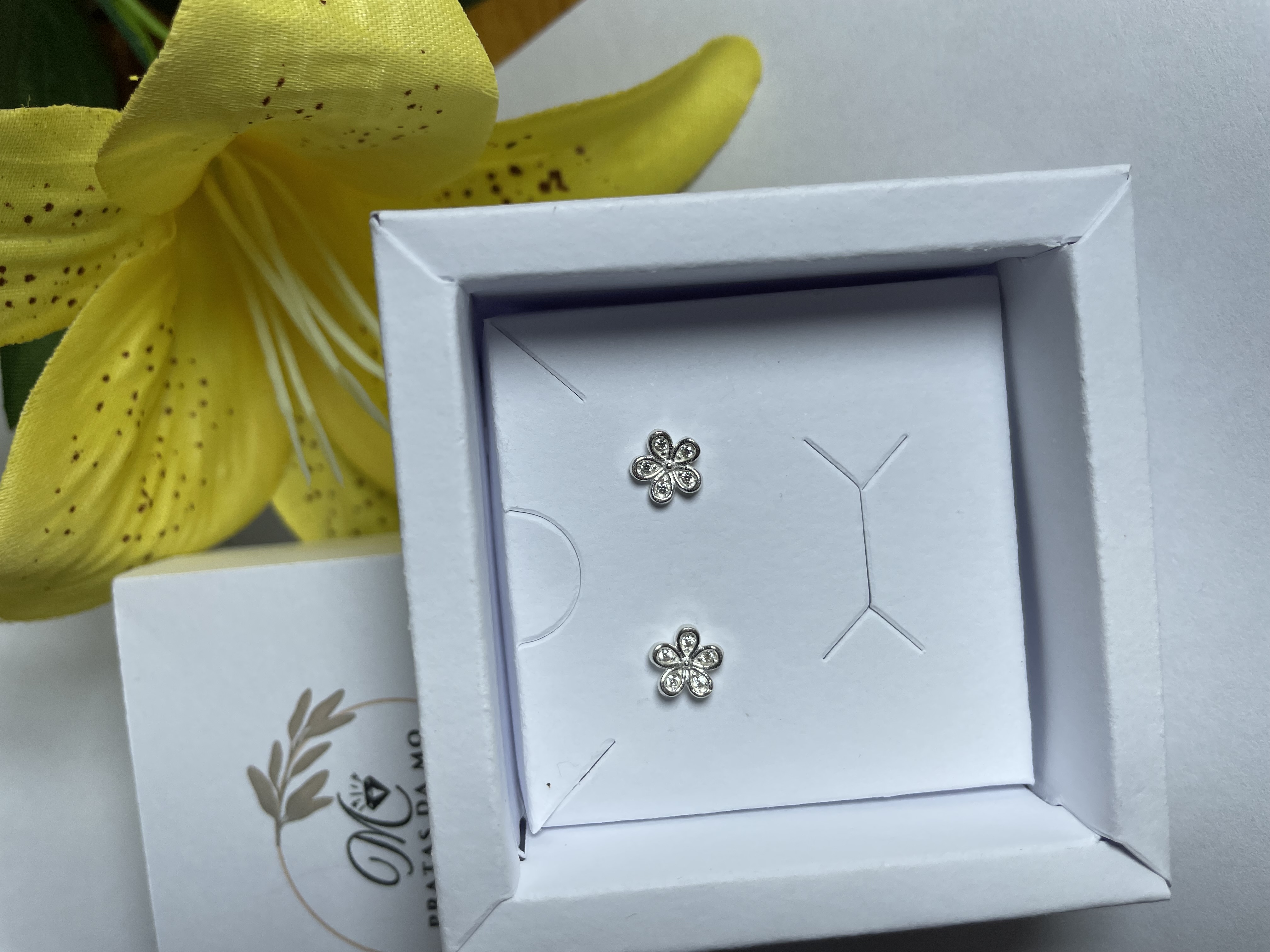 Brinco flor cravejado com Zircônias prata 925 - miniatura 1